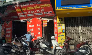 Giá rửa xe tăng gấp 4-5 lần ngày thường, tiệm gội đầu đông đúc chờ chực ngày 30 Tết