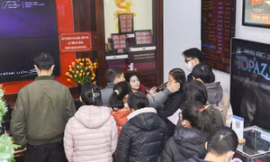 Kỳ vọng thời điểm tốt chốt lời, người dân xếp hàng bán vàng