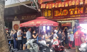 Giá SJC vượt mốc 89 triệu đồng/lượng, người dân xếp hàng xuyên trưa chờ giao dịch 