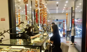 Giá vàng tăng kỷ lục, có nên ‘ôm vàng’ trong ngày vía Thần Tài