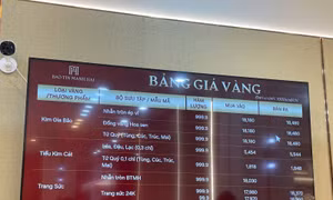 Giá vàng tăng 'phi mã', người dân ‘đội mưa’ mua vàng, chuyên gia nói gì?