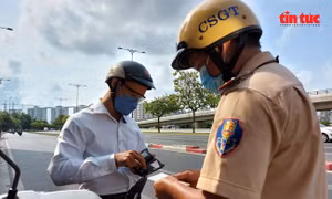 Ngày đầu ra quân kiểm tra phương tiện giao thông, nhiều trường hợp bị phạt vi phạm tốc độ
