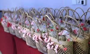 Trao nhau set quà, order món Tết