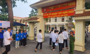 Thí sinh bước vào thi môn Ngữ văn của kỳ thi tốt nghiệp THPT