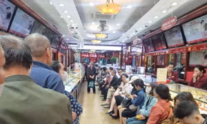 Giá vàng lập đỉnh mới 108 triệu đồng/lượng, người dân xếp hàng mua 'nhỏ giọt'