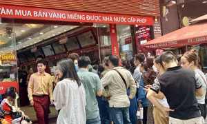 Chuyên gia lý giải việc nhiều người dân muốn 'ôm vàng’