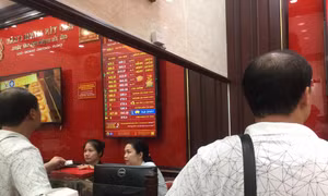 Vàng tăng giá kỷ lục nhưng không xảy ra tình trạng đổ xô mua, bán vàng