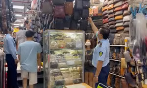 TP Hồ Chí Minh: Tạm giữ hàng ngàn sản phẩm nghi giả mạo nhãn hiệu nổi tiếng