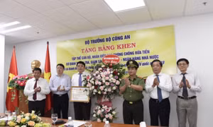 Cục Phòng chống rửa tiền đón nhận bằng khen của Bộ trưởng Bộ Công an