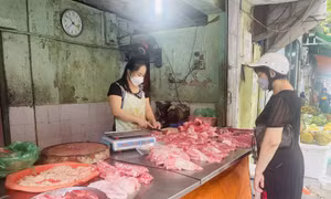 Thịt lợn đắt đỏ, hàng bán chậm vì sức mua yếu 