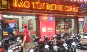 SJC tiếp tục ‘lao dốc’ theo đà vàng thế giới, USD 'bất động'