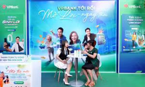 Đi siêu thị mở thẻ VPBank, ghé bến Ninh Kiều xem concert