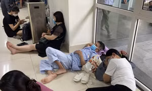 Việc xếp sổ, lấy số, xếp hàng từ tờ mờ sáng khám bệnh rất bất cập 