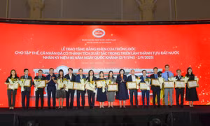 Trao Bằng khen cho tập thể, cá nhân tham gia Triển lãm ngành Ngân hàng tại sự kiện A80 