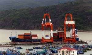 Bốc xếp hàng hóa container tại cảng Quy Nhơn (Bình Định).