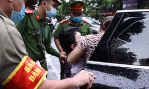 Công an đẩy xe lăn đưa thí sinh vào phòng thi