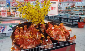 Mở hàng mùng 2 Tết, giá cả cơ bản ổn định
