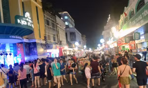 Nhiều người dân ‘hồn nhiên’ không đeo khẩu trang, dù nguy cơ bùng phát dịch COVID-19 rất lớn