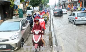 Ngày đầu nghỉ lễ, cả nước có mưa, đề phòng tố lốc, gió giật