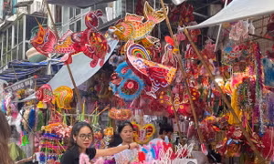 Đồ chơi Trung thu tăng giá nhẹ, hàng nội chiếm ưu thế
