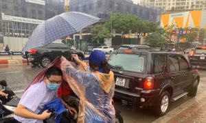 Tình nguyện viên tích cực giúp đỡ thí sinh trong mưa lớn