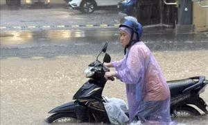 Hà Nội mưa lớn, cảnh báo hàng loạt tuyến đường nguy cơ ngập úng