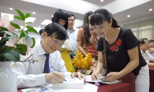 Ra mắt sách 'Thời cuộc và văn hóa' của nhà báo Hồ Quang Lợi