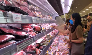 Bán lẻ hàng hóa và dịch vụ tăng trở lại dù chưa bằng năm trước