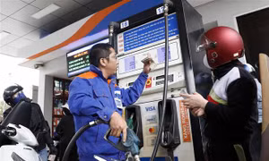 Xăng giảm giá nhẹ, về mức gần 21.000 đồng/lít
