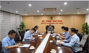Ưu tiên cấp lại điện, đảm bảo đủ xăng dầu và hàng hoá cho người dân