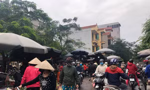 Dịch COVID-19: Chợ dân sinh vẫn người mua kẻ bán san sát, bất chấp lệnh giãn cách xã hội 