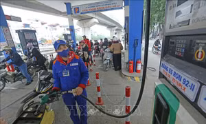 Xăng tăng gần 900 đồng/lít