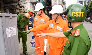 Dẹp bỏ tình trạng dán quảng cáo trái phép trên cột điện: Cần bắt đầu từ ý thức người dân