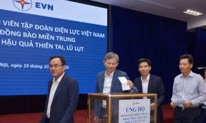Cán bộ, nhân viên tập đoàn EVN ủng hộ đồng bào miền Trung hơn 150 triệu đồng