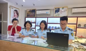 Phát hiện doanh nghiệp buôn bán vàng trang sức có dấu hiệu giả mạo nhãn hiệu