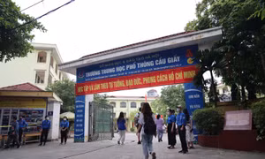 Các thí sinh làm thủ tục dự thi tốt nghiệp THPT năm 2022 