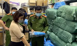 Phát hiện lô vật tư y tế chống dịch COVID-19 có dấu hiệu làm giả tại Hà Nội