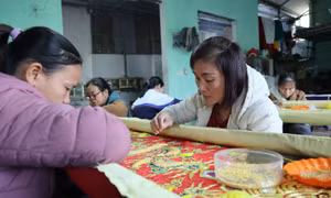 Độc đáo làng nghề 'thêu áo cho Vua'