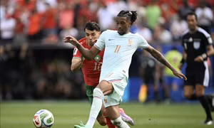 Real Madrid âm thầm chèo kéo Olise, Arsenal đạt thỏa thuận bán Trossard
