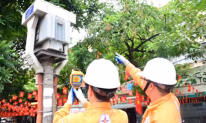 Giữ dòng điện Thủ đô thông suốt giữa những ngày nắng như đổ lửa