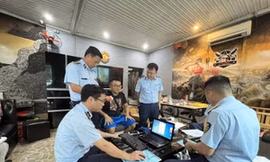 Quản lý thị trường cải trang, thâm nhập điểm mua bán thuốc lá thế hệ mới