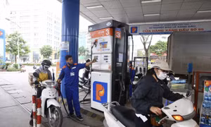 Xăng giảm giá lần thứ 8 liên tiếp, xuống dưới 11.000 đồng/lít