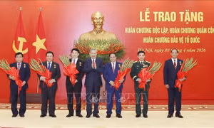 Lễ trao tặng Huân chương cao quý cho các đồng chí lãnh đạo Đảng, Nhà nước và cán bộ cấp cao