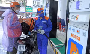 Xăng giảm gần 400 đồng/lít, dầu đồng loạt tăng giá