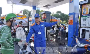 Petrolimex giảm 300 đồng/lít xăng dầu 