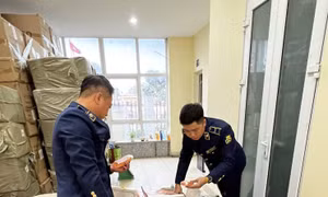 Tạm giữ gần 20.000 mỹ phẩm các loại có dấu hiệu nhập lậu tại Hà Nội
