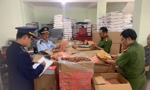 Liên tiếp bắt giữ bánh kẹo, mứt sấy không rõ nguồn gốc