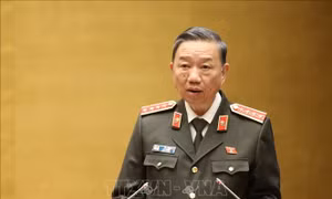 Bộ trưởng Bộ Công an Tô Lâm trình bày Tờ trình về dự án Luật Lực lượng tham gia bảo vệ an ninh, trật tự ở cơ sở