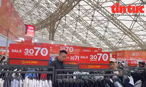 Người dân Thủ đô hào hứng 'săn hàng giảm giá' tại Hội chợ Mùa Thu 2025