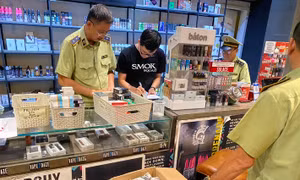 Núp bóng quán cafe để kinh doanh trên 1.300 máy hút thuốc lá điện tử